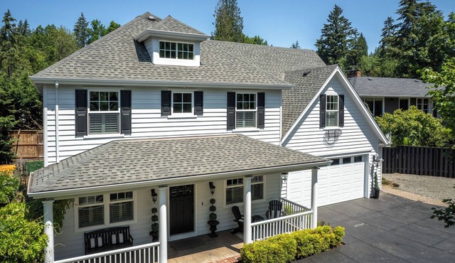 Perfect location on a park w/pool and pickleball courts, 5 miles to downtown