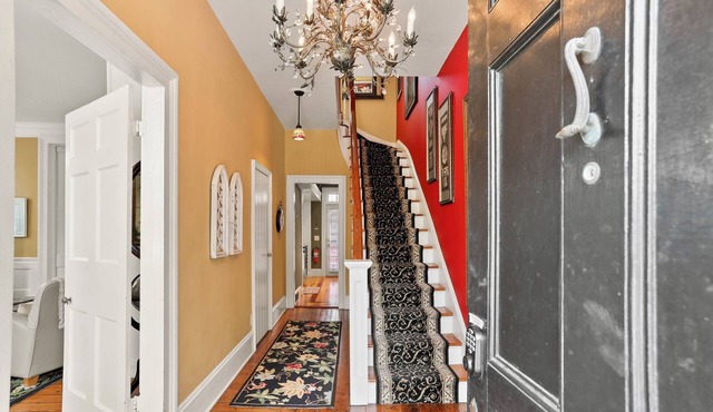 Perfect Location-Parker House-King Beds-Warren Sqr-Courtyard-Parking