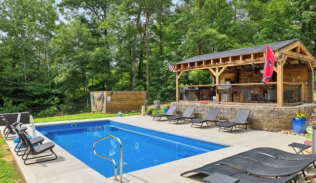 Perfect Location, Private Pool and Tiki bar fenced in yard, close to Dollywood