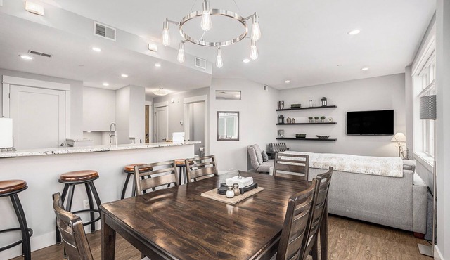 Perfect location! Right downtown! Walking distance to everything.