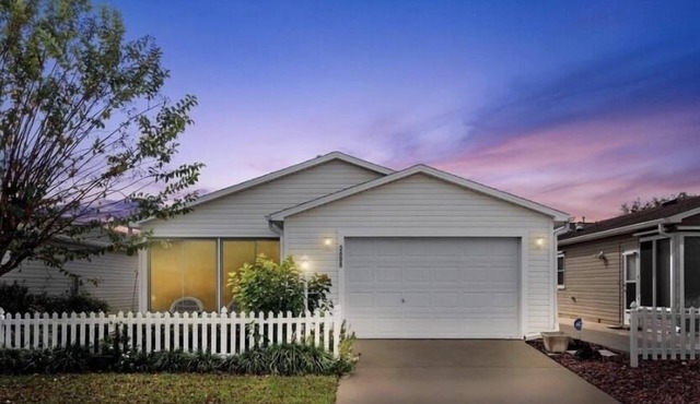 PERFECT LOCATION-SPACIOUS VILLA W USE OF NEW GOLF CART CLOSE TO SUMTER LANDING.