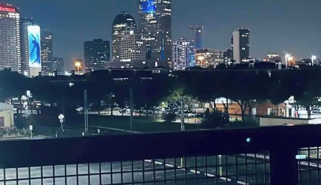 Perfect Location! Skyline View!nGym/Free Parking/Newly Renovated Pool
