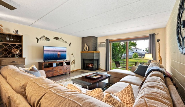 Perfect location! Steps from marina and downtown area!