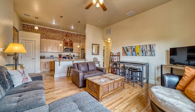 Perfect Location! The Downtowner- Cozy and Convenient!