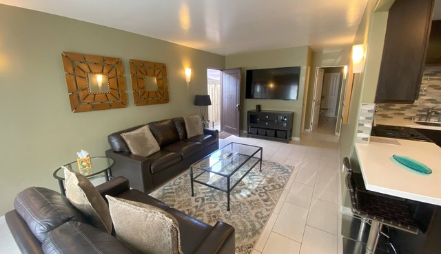 Perfect Location to Beach/SD Attractions, Parking, Beach Chairs, Boogie Boards!