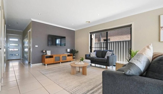 Perfect location to stay with the Family or Family's. Close to boat ramp.