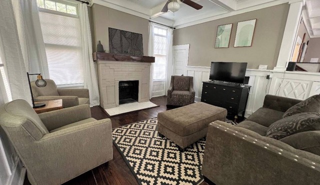 Perfect Location! 1/2 block from Ocean Dr & the beach.