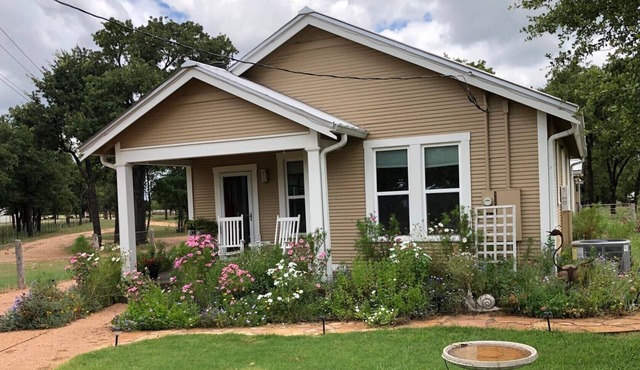 Perfect Location 3 miles fr Main St with Wildlife, Hot Tub and 2 King Bed/Baths