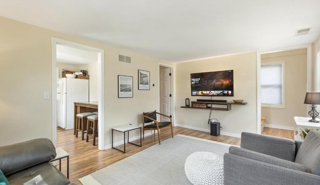 Perfect Location Walk to MSU Campus High End Mattresses Fast Wi-Fi