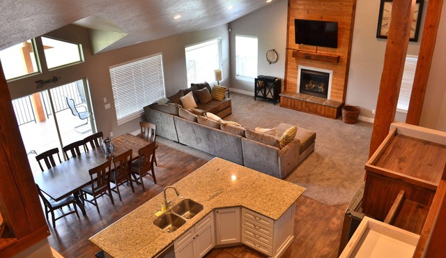 PERFECT LOCATION-Walking distance to beach, restaurants, pickleball, activities!