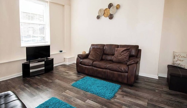 Perfect Location with Parking - Jersey House