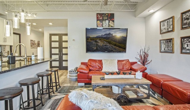 Perfect Luxury Condo in Midtown! Great Amenities!