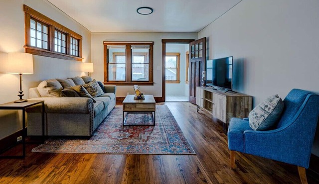 Perfect Midtown Bungalow! Walking distance to Blackstone! One block from UNMC!