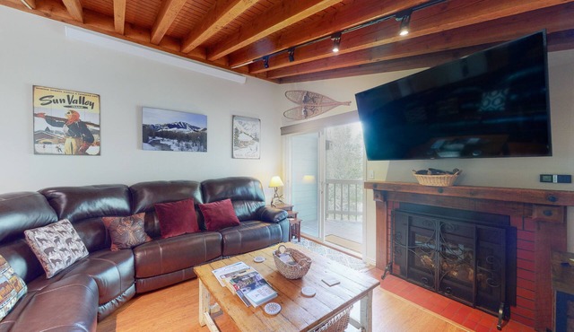 Perfect Mountain Gem Near Town & Slopes W/Free WiFi, Balcony & Shared Pool
