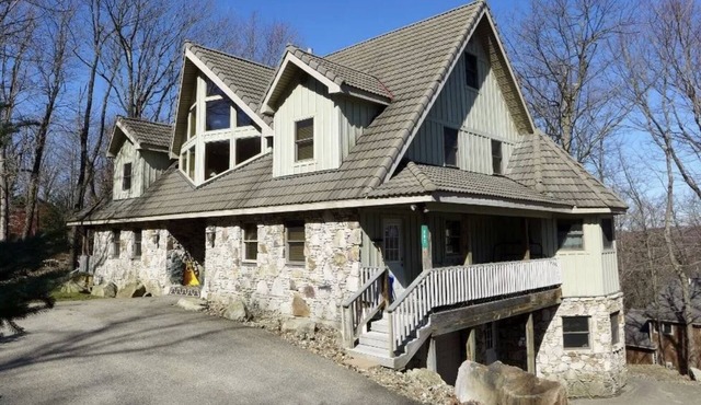 Perfect Mountain Retreat; minutes from all the Laurel Highlands has to offer!