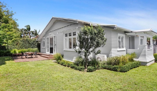 Perfect Mt Eden Bungalow (by Furnished Rentals)