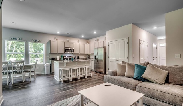 Perfect NEW Construction Mid-Term Stay End Unit TH w/Garage In NMB