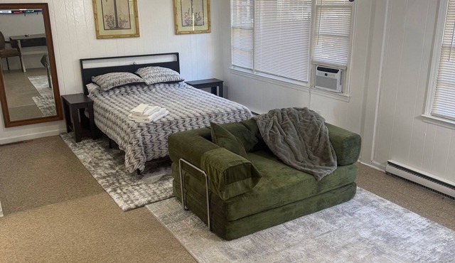 Perfect oasis, near downtown Charleston, Musc hospital, and Charleston airport.