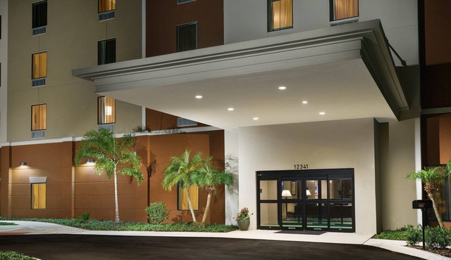 Perfect Orlando Getaway: Cozy Suites with On-Site Pool & More!