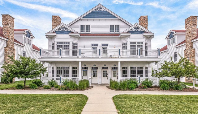 Perfect Paradise - Lakeview Condo w/7 Beds, Jacuzzi, and Balcony