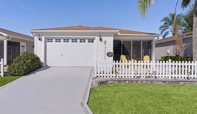 Perfect Patio Villa in The Villages - Gas Golf Cart - 4 Min to Lake Sumpter!