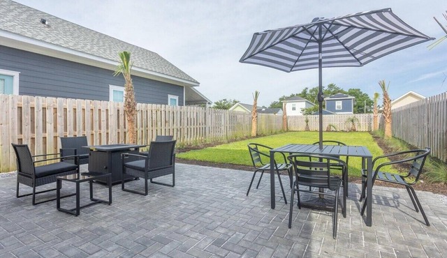 Perfect Pensacola Location & Private Yard!