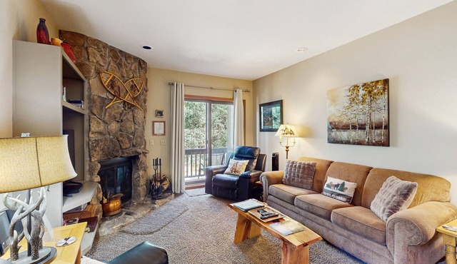 Perfect perch near the mountain with great view, fireplace, balcony & WiFi