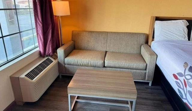 Perfect Pit Stop: Quiet Stay with Easy Dining Access for Road Travelers