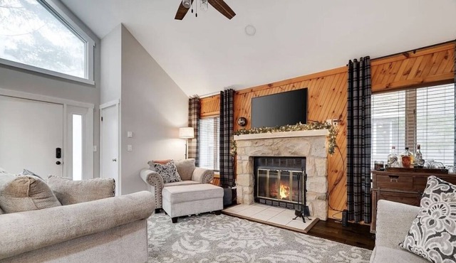 Perfect Pocono Getaway! Ski, Golf, and lake access!