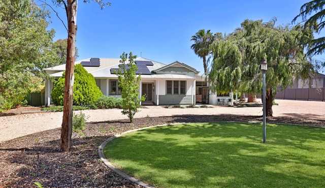 Perfect, quiet location, walking distance to Billabong, 8 Minute drive to town.