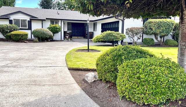 Perfect, Quiet Retreat: Park like Setting w/Big Yard - Great location to I-5!
