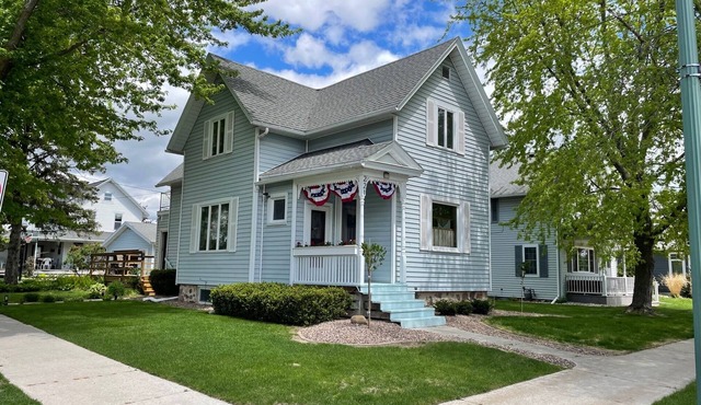 Perfect Rating DT Home! Walk to Beach, Eats and More! 5 Min. to Road America!