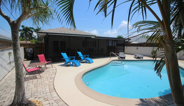 Perfect recipe for relaxing, heated pool, walk to beach, bikes, stunning sunsets