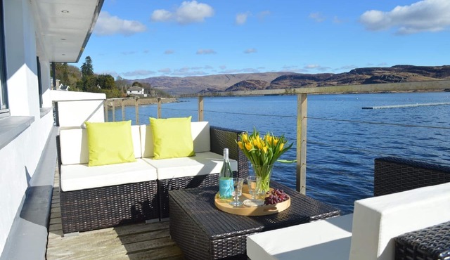 Perfect, restful, dramatic holiday home with fabulous 18 m balcony over the sea