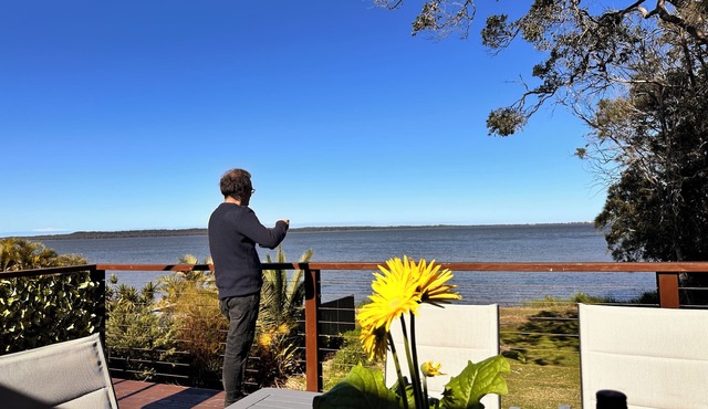 Perfect Retreat Absolute waterfront, Stunning View and Direct Access to water.