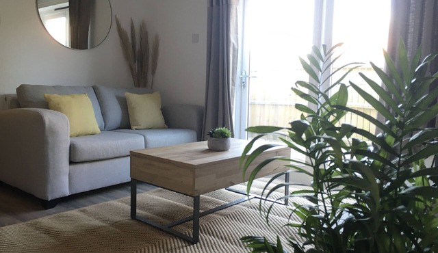 Perfect retreat for two! One bed house with garden, minutes from sea front