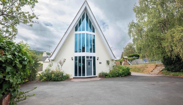 Perfect Retreat With Parking, Garden & Great Views