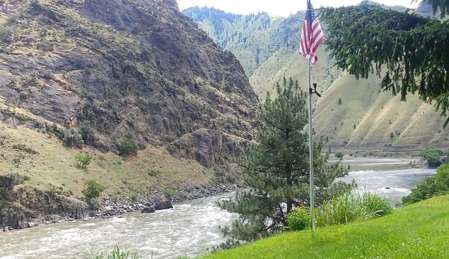 Perfect Riverfront Getaway!