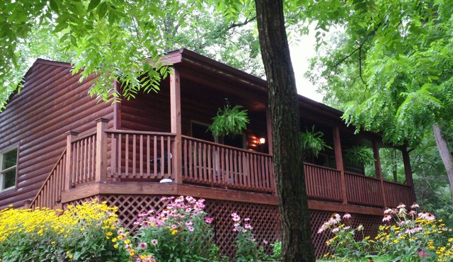 Perfect Romantic Getaway for 2 with a Porch Overlooking Creek!