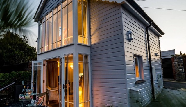 Perfect romantic retreat centrally located with sea views