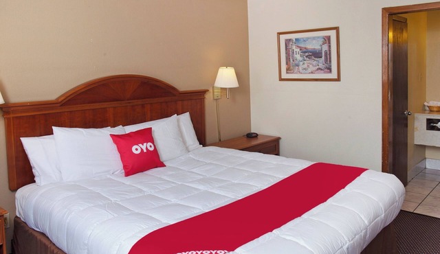 Perfect Room for Romantic Getaways – Near Dining & Local Attractions
