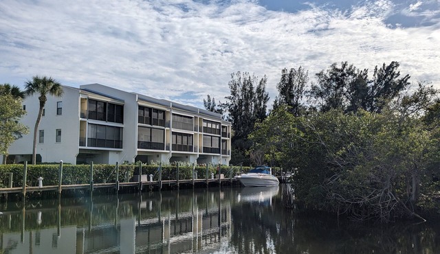 Perfect Seasonal Rental,Canal Front Condo less than mile to beach,40ft boat slip