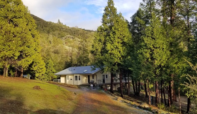 Perfect Sierra-Yosemite mountain foothills retreat