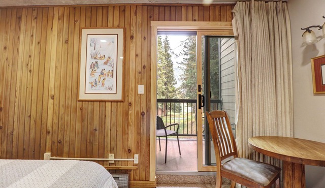 Perfect Ski in/Ski out Hotel Room. CM117H Parking offsite, $20 a night