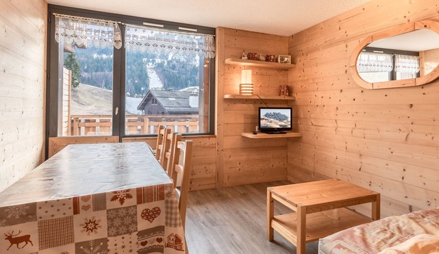 Perfect ski location, 6 guests, pets, garage, WIFI