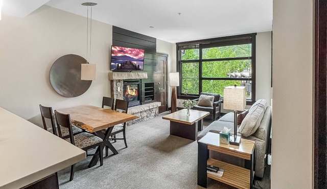 Perfect Snowmass Getaway! Spacious Balcony with Views, A/C, Hot Tub, Gas FP & Parking