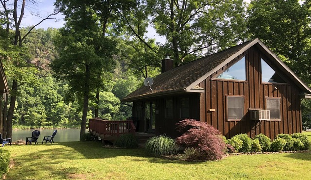 Perfect spot for fishing the White River/Small cabin sleeps 2-4/1 Bdrm with loft