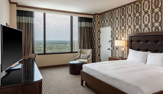 Perfect Spot for Unwinding! 2 Swimming Pools, Pet-friendly Property!