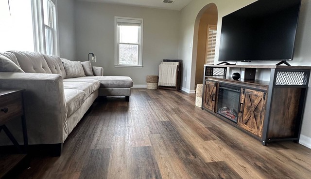 Perfect spot!nMartinsville's Beautiful Leaves,nIU Football to Indy nightlife!nn