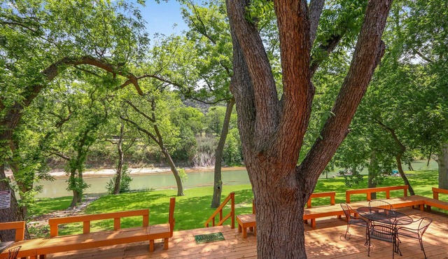 Perfect Spot on the Guadalupe River! Sleep up to 10 and Float all day!